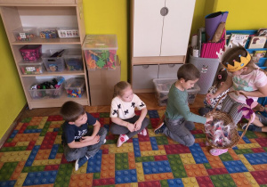 dziewczynka rozdaje słodkości