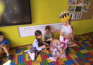 dziewczynka rozdaje słodkości
