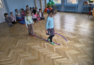 spacerowanie stopa za stopą po bibule aby poczuć kierunek pisania cyfry 4