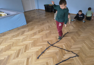 spacerowanie stopa za stopą po bibule aby poczuć kierunek pisania cyfry 4