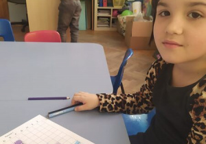 Dziewczynka koduje obrazek