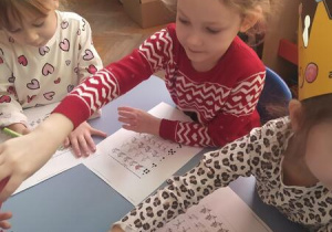 Dziewczynki wykonują kartę pracy