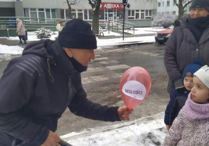 Dziewczynka składa życzenia walentynkowe