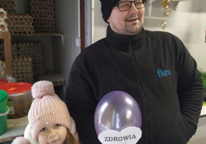 Dziewczynka składa życzenia walentynkowe