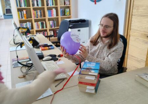 Pan z biblioteki otrzymuje balon