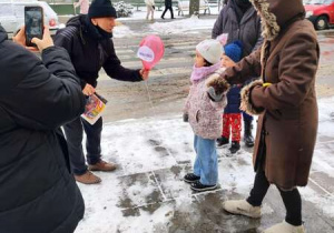 Dziewczynka składa życzenia walentynkowe