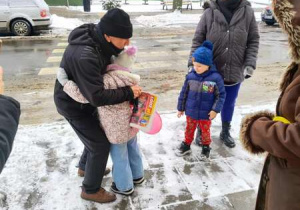 Dziewczynka składa życzenia walentynkowe