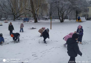 Dzieci rzucają się śnieżkami