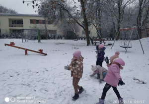Dzieci rzucają się śnieżkami