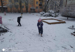 Dzieci rzucają się śnieżkami