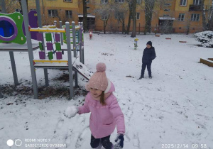 Dzieci rzucają się śniezkami