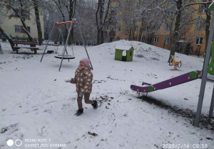 Dzieci rzucaja się śnieżkami
