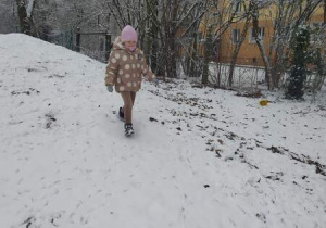 Dziewczynka zbiega z górki