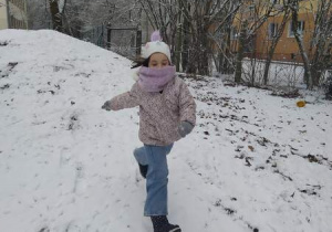 Dziewczynka zbiega z górki