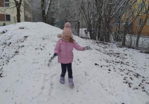 Dziewczynka zbiega z górki