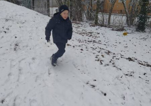 Chłopiec zbiega z górki