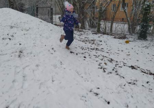 Dziewczynka zbiega z górki