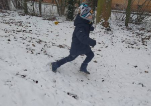 Chłopiec zbiega z górki