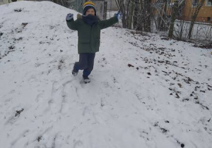 Chłopiec zbiega z górki
