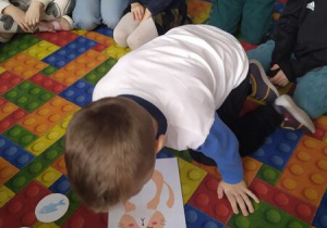 Chłopiec losuje kartonik z jedzeniem