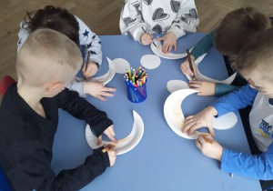Dzieci tworzą swojego kota z talerzyka papierowego