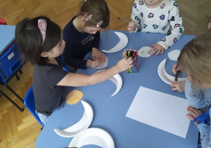 Dzieci tworzą swojego kota z talerzyka papierowego