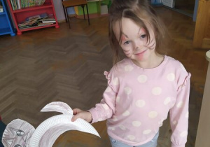 Dziewczynka pokazuje kotka
