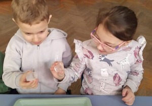 Dzieci eksperymentują z lodem