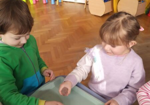 Dzieci eksperymentują z lodem