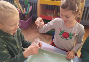 Dzieci eksperymentują z lodem