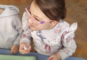 Dzieci eksperymentują z lodem
