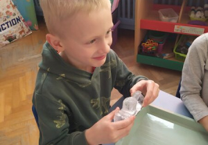 Dzieci eksperymentują z lodem