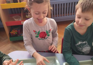 Dzieci eksperymentują z lodem