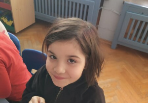 Dzieci eksperymentują z lodem