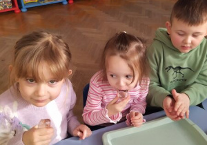 Dzieci eksperymentują z lodem