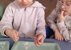 Dzieci eksperymentują z lodem