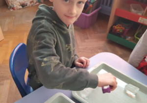 Dzieci eksperymentują z lodem