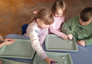 Dzieci eksperymentują z lodem