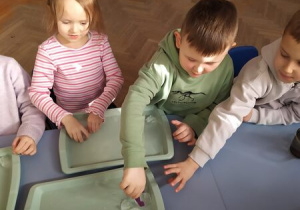 Dzieci eksperymentują z lodem