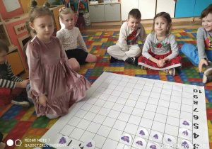Dziewczynka koduje