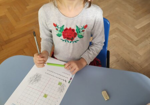 Dziewczynka koduje