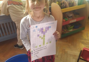 Dziewczynka koduje
