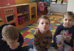 chłopiec pokazuje gest