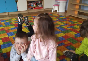 dziewcyznka pokazuje gest
