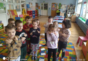 dzieci pokazują gest
