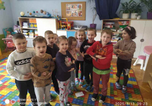 dzieci pokazuja gest