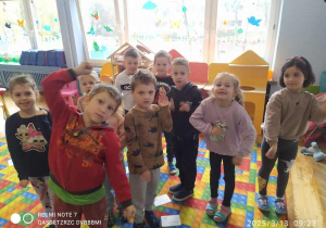 dzieci pokazują gest