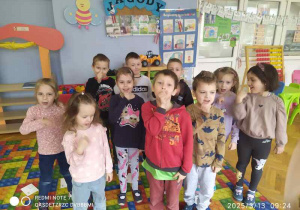 dzieci pokazuja gest