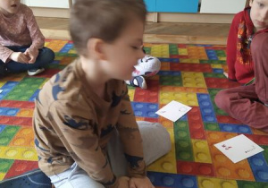 chłopiec losuje literę