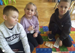 dzieci układaja z klocków litery